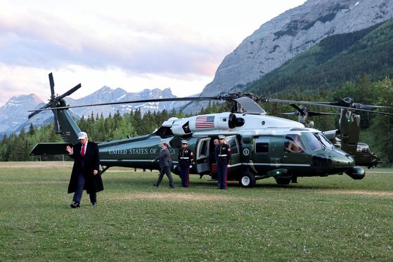 지난달 28일 남중국해에서 작전을 수행중인 미 항공모함 USS 니미츠호(CVN 68). 니미츠호는 베트남에 정박하려던 계획을 취소하고 중동으로 향하고 있다. AFP=연합뉴스