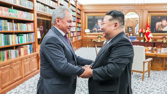 블라디미르 푸틴 러시아 대통령이 지난 5월 9일(현지시간) 러시아 모스크바에서 열린 전승절 열병식 행사에 앞서 러시아 파병 북한군을 이끌고 있는 김영복 총참모부 부총참모장(군 상장)과 인사를 나눈 뒤 끌어안는 모습. TVBS 화면 캡처