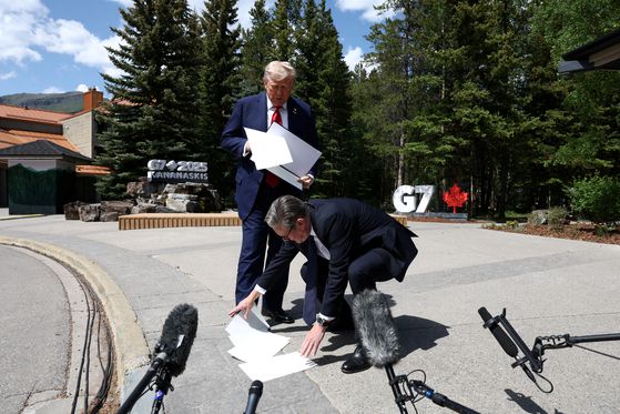 도널드 트럼프 미국 대통령과 이시바 시게루 일본 총리가 16일(현지시간) 주요 7개국(G7) 정상회의를 계기로 캐나다 캐내내스키스에서 회담하고 있다. 연합뉴스