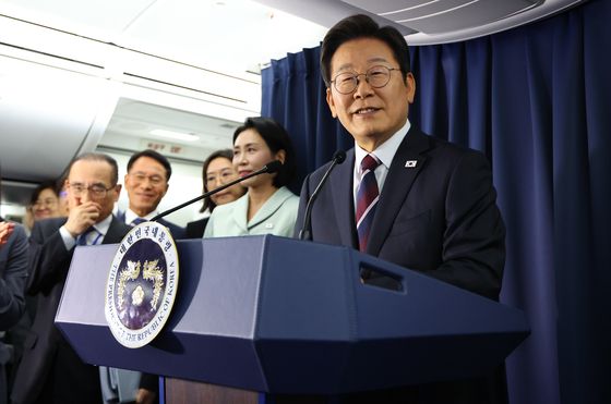 주요 7개국(G7) 정상회의 참석차 캐나다를 방문하는 이재명 대통령이 16일 공군 1호기에서 브리핑을 하고 있다. 대통령실사진기자단