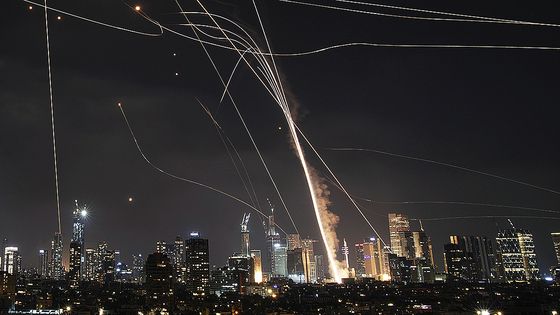 도널드 트럼프 미국 대통령이 15일(현지시간) 캐나다 앨버타주 카나나스키스의 록키 마운틴 리조트 마을에서 열린 G7 정상회의에 참석하기 위해 도착하고 있다. 로이터=연합뉴스