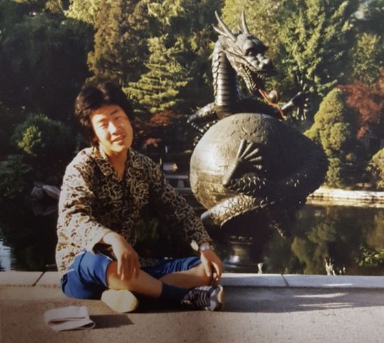 교련복을 평상복처럼 즐겨 입고 다니던 대학생 시절의 이재명 대통령. 『나의 소년공 다이어리』에서 캡쳐.