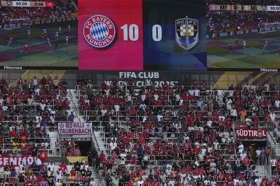 10-0으로 벌어진 바이에른 뮌헨-오클랜드시티 전 스코어를 보여주는 전광판. [AP=연합뉴스]