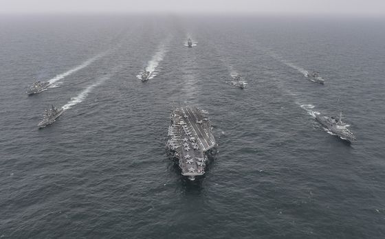 지난달 28일 남중국해에서 작전을 수행하고 있는 미 항공모함 USS 니미츠함(CVN 68). 니미츠함는 이스라엘과 이란이 전투를 벌이는 가운데 당초 계획했던 베트남을 떠나 중동을 향하고 있다. AFP=연합뉴스