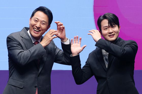 피아니스트 선우예권이 17일 오전 서울특별시청에서 열린 ‘2025 서울특별시 홍보대사 위촉식’에서 오세훈 서울시장(왼쪽)과 기념 촬영을 하고 있다. 뉴스1