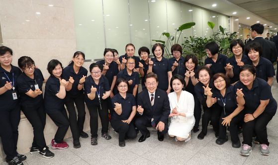 제21대 대통령 취임식이 열린 4일 서울 여의도 국회에서 이재명 대통령 내외가 청소 노동자들을 찾아가 기념 촬영을 하고 있다. 임현동 기자