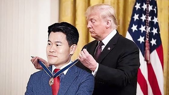 도널드 트럼프 미국 대통령이 전 한국사 강사 전한길씨에게 ‘대통령 자유훈장’을 수여하는 모습을 담은 합성 사진. 사진 페이스북 캡처