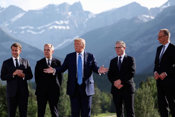도널드 트럼프 미국 대통령이 16일(현지시간) 캐나다 앨버타주 카나나스키스에서 열린 G7 정상회의에서 마크 카니 캐나다 총리와 회담하고 있다. 로이터=연합뉴스