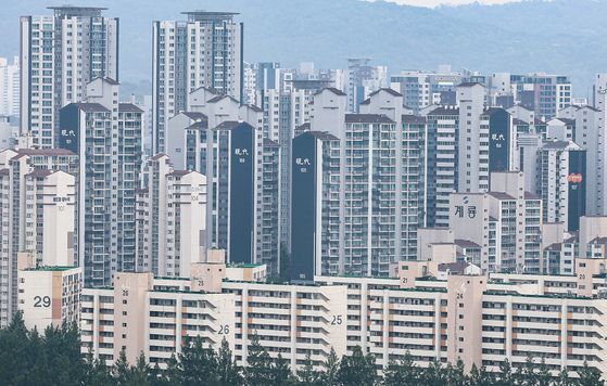 서울 아파트값 상승세가 심상찮다. 지난 3월 토지거래허가구역 확대 직전 수준을 넘어서고 서울 전역으로 확산하자 정부가 대응 마련에 나섰다. 사진은 서울 시내 아파트의 모습. 뉴스1