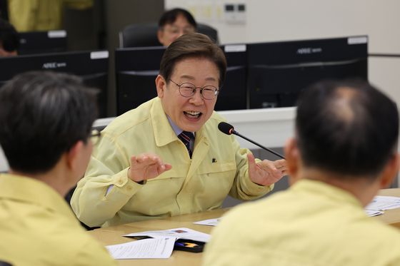 이재명 대통령이 수해 대비 홍수 예·경보 시스템 현장 점검을 위해 12일 서울 서초구 환경부 한강홍수통제소를 방문해 회의를 진행하고 있다. [대통령실사진기자단]