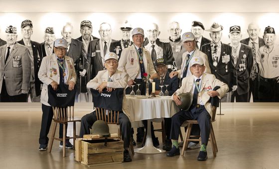 미 참전용사 제롬 골더(92·앞줄 오른쪽에서 두 번째)가 전시에 맞춰 방한했다. 지난 10일 75주년 기념전이 열리는 전시장에서 한국 참전용사들과 만났다. [사진 프로젝트 솔저]