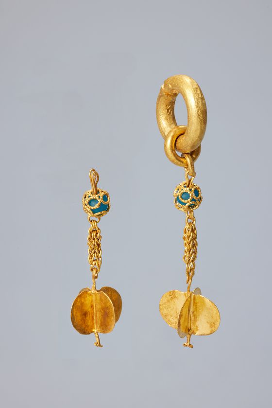 무령왕비 귀걸이와 흡사한 형태의 금귀걸이. [사진 국가유산청]