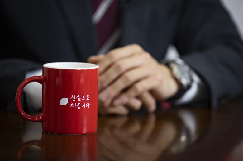 김용태 국민의힘 비상대책위원장이 애용하는 컵에 ‘진심으로 채웁니다’ 문구가 새겨져 있다. 김상선 기자