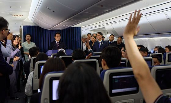 이재명 대통령이 16일 주요 7개국(G7) 정상회의 참석을 위해 캐나다로 향하는 공군 1호기에서 기자간담회를 하고 있다. 김현동 기자