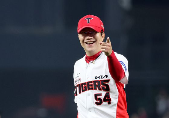 시력이 좋지만 '익숙함' 때문에 도수 없는 안경을 끼는 양현종. 연합뉴스