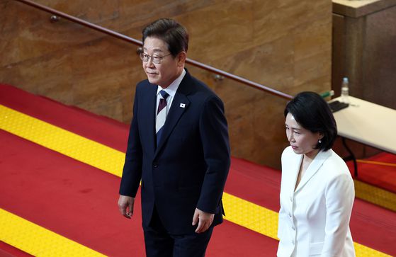 이재명 대통령과 김혜경 여사가 지난 4일 서울 여의도 국회 본청 로텐더홀에서 열린 제21대 대통령 취임 선서에 입장하고 있다. 뉴스1