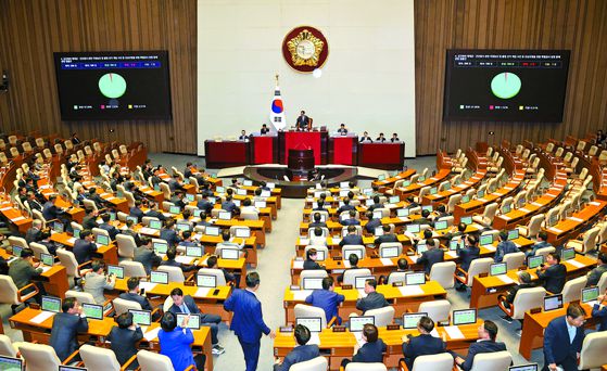 지난 5일 서울 여의도 국회에서 열린 제426회 국회(임시회) 제1차 본회의에서 김건희 특검법이 찬성 194표, 반대 3표, 기권 1표로 통과되고 있다. 뉴시스
