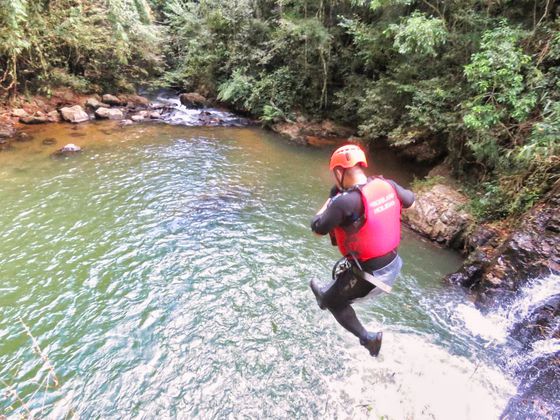 계곡을 탐험하는 극한 스포츠 ‘캐니어링’은 달랏을 방문하는 여행자 사이에서 인기 있는 여행 상품이다.