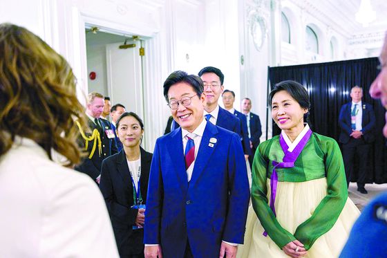 이재명 대통령과 김혜경 여사가 16일(현지시간) 캐나다 캘커리 한 호텔에서 열린 캐나다 총독 내외 주최 주요 7개국(G7) 정상회의 초청국 리셉션에 참석하고 있다. 대통령실사진기자단