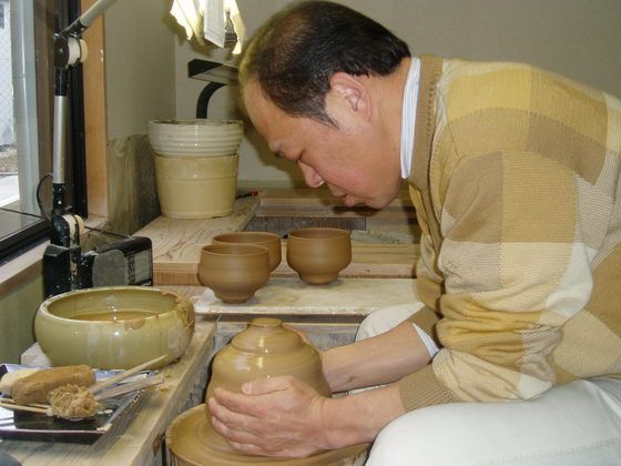 15대 심수관이 지난 2005년 자신의 작업실에서 물레를 돌리고 있다. 중앙포토