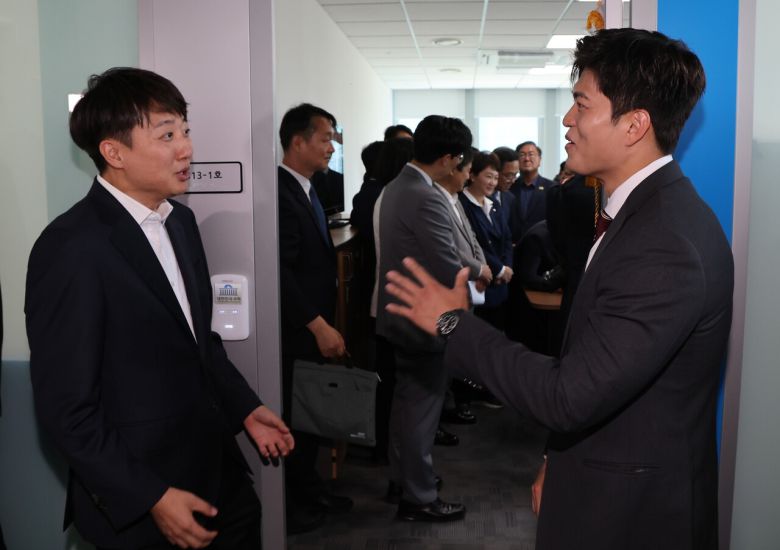 김용태 국민의힘 비상대책위원장과 이준석 개혁신당 의원이 12일 서울 여의도 국회 소통관에서 열린 한미의원연맹현판식에서 인사를 나누고 있다. [연합뉴스]