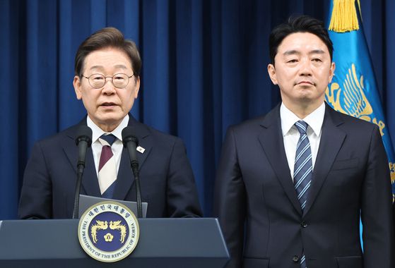 이재명 대통령이 4일 서울 용산 대통령실 청사에서 열린 인사브리핑에서 새 정부 첫 인사 발표를 하고 있다. 오른쪽은 강훈식 비서실장. 대통령실사진기자단