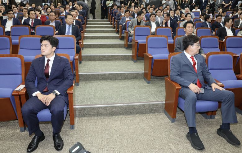 김용태 국민의힘 비상대책위원장(앞줄 왼쪽)과 사퇴를 선언한 권성동 당시 원내대표가 지난 9일 오후 국회에서 열린 의원총회에 참석해 있다. 전민규 기자