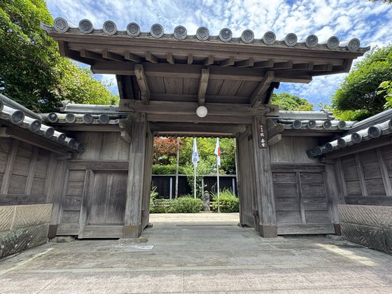 일본 가고시마현 미야마에 있는 심수관요. 대문 안쪽으로 태극기와 일장기를 나란히 내걸고 있다. 김현예 특파원