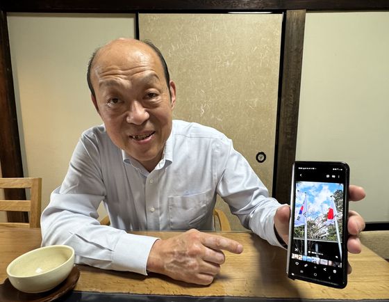 지난 6일 가고시마현 미야마에서 만난 15대 심수관이 휴대폰으로 촬영한 두 나라 국기를 보여주고 있다. 그는 바람이 불면 같은 방향으로 휘날리는 태극기와 일장기를 보면 기쁘다고 했다. 김현예 특파원