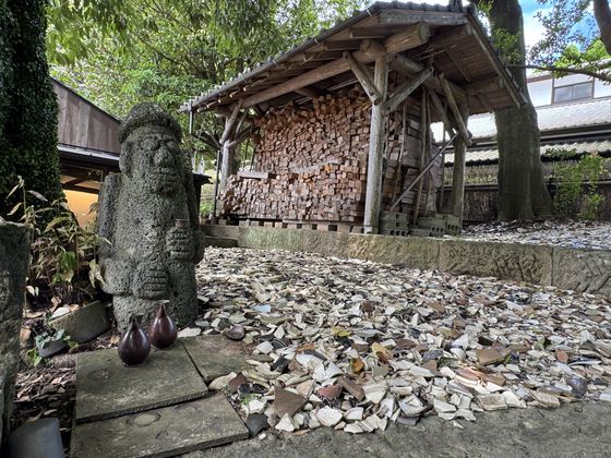지난 6일 일본 가고시마현 미야마에 있는 심수관요 뒤뜰. 공방 옆으로 난 계단 앞. 돌하르방 뒤로 조각나버린 심수관 작품이 흩어져있다. 김현예 특파원