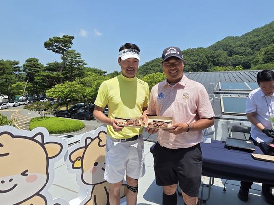 KPGA 선수권대회를 하루 앞두고 한우 BBQ를 즐기는 김형성(왼쪽)과 이동환. 사진 KPGA