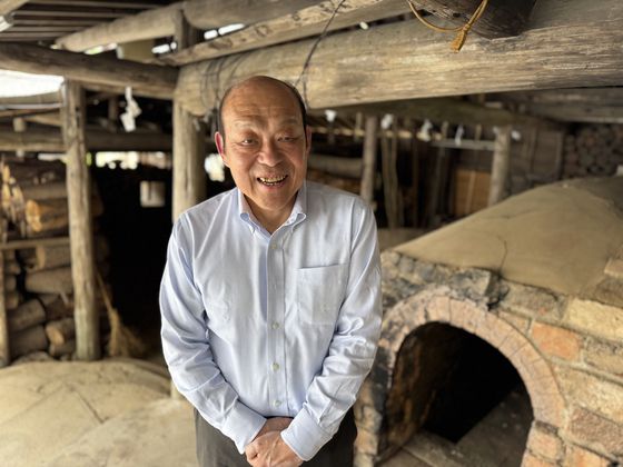 1260도에 달하는 불꽃이 일어나는 심수관의 가마. 그는 이곳을 '미지의 세계'라고 칭했다. 온도를 쉽게 조절할 수 있는 전기나 가스식 가마와는 달리 옛방식 그대로 불을 피워 만들어지기 때문이다. 가마 앞에서 15대 심수관이 활짝 웃고 있다. 김현예 특파원