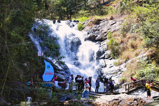 7단 계단식 구조로 이루어진 다딴라 폭포(Datanla Waterfalls)는 달랏 최고 관광 명소다.