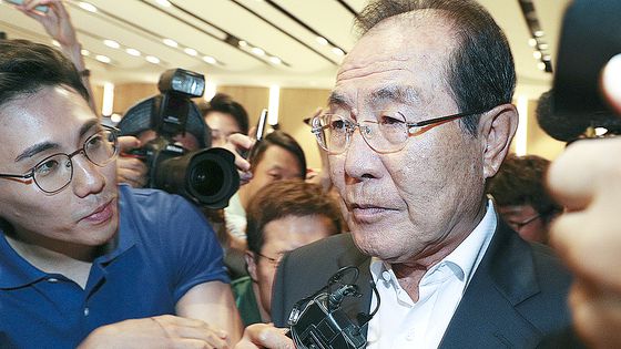 윤동한 한국콜마 회장. 중앙포토