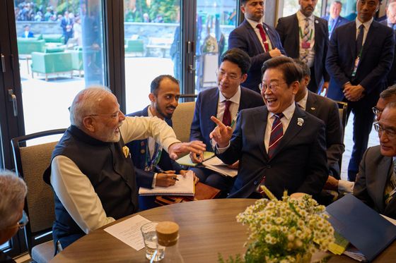 같은 날 모디 인도 총리(왼쪽)와 정상회담을 하는 이 대통령 모습.