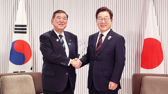 19일 일본 도쿄 뉴오타니호텔에서 주일 대한민국대사관 주최로 열린 한일국교정상화 60주년 리셉션에서 참석자들이 기념 사진을 촬영하고 있다. 사진 주일 대한민국대사관