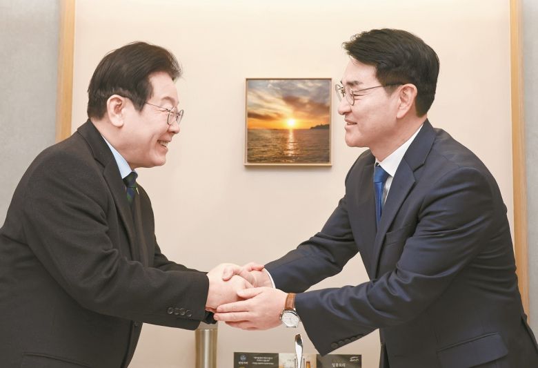 2025년 2월 21일 박용진(오른쪽) 전 의원은 이재명 당시 민주당 대표와 회동했다. 민주당의 ‘원팀’이 상징화된 순간이기도 했다. [연합뉴스]