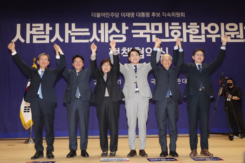 2025년 5월 11일 여의도 국회의원회관에서 국민화합위원회 정책협약식이 열렸다. 박용진(오른쪽 셋째) 전 민주당 의원은 위원장을 맡았다. [연합뉴스]