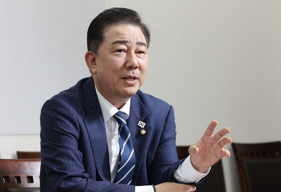 김병기 더불어민주당 대표 직무대행 겸 원내대표가 18일 오후 국회 원내대표실에서 중앙일보와 인터뷰하고 있다. 임현동 기자