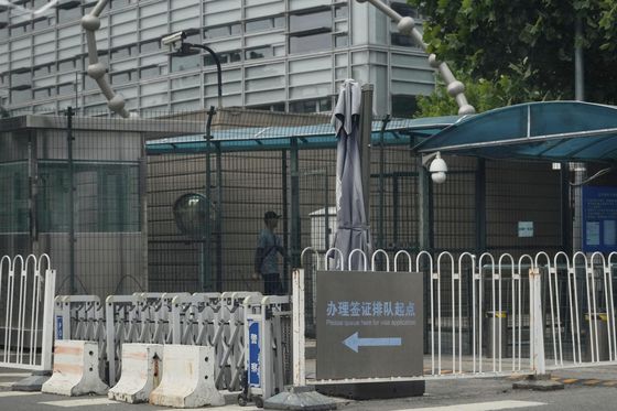 지난달 30일 중국 베이징 주재 미국 대사관 영사부로 비자 신청자를 안내하는 표지판이 설치돼있다. AP=연합뉴스