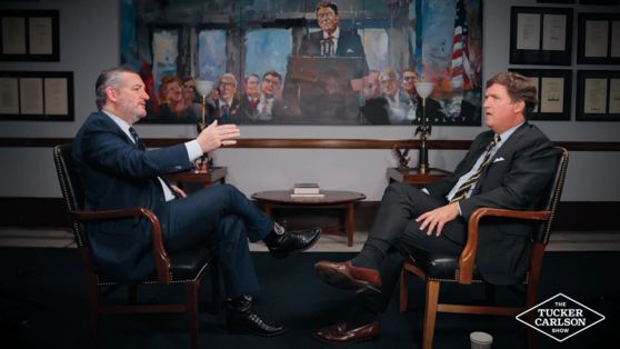 폭스뉴스 출신 보수 방송인 터커 칼슨(오른쪽)이 18일(현지시간) 자신의 토크쇼에서 테드 크루즈 공화당 상원의원과 설전을 벌이고 있다. 사진 X