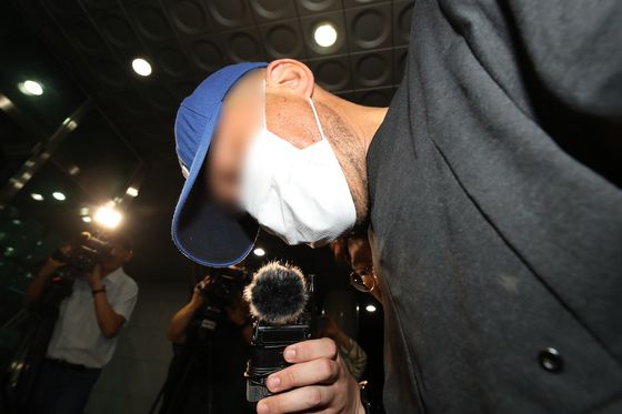 대구에서 스토킹 해오던 여성을 살해한 피의자 윤정우가 15일 오전 대구성서경찰서로 압송되고 있다. 뉴스1