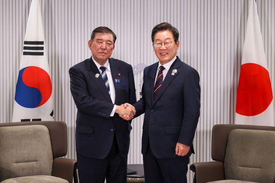 이시바 시게루 일본 총라가 17일(현지시간) 캐나다에서 열린 주요 7개국(G7) 정상회의장에서 이재명 대통령과 양자회담을 앞두고 악수를 하고 있다. 일본 내각홍보실