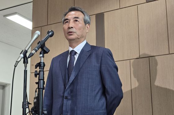 윤석열 전 대통령의 부인 김건희 여사 의혹 관련 사건을 맡은 민중기 특별검사가 19일 오후 경기도 수원 경기남부경찰청에서 김준영 경기남부청장 등과 면담한 뒤 취재진의 질문에 답하고 있다. 이날 방문에는 김형근, 문홍주, 박상진, 오정희 특검보가 동행했다. 손성배 기자