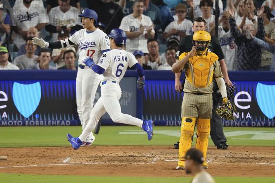 19일(한국시간) 샌디에이고전에서 득점하는 김혜성(6번). AP=연합뉴스