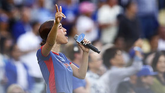지난 14일(현지시간) 미국 캘리포니아주 로스앤젤레스(LA) 다저스타디움에서 라틴 팝가수 네자가 스페인어로 미국 국가를 불렀다. AP=연합뉴스
