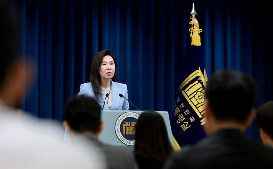 강유정 대통령실 대변인이 지난 13일 서울 용산 대통령실 청사에서 현안 브리핑을 하고 있다. 연합뉴스