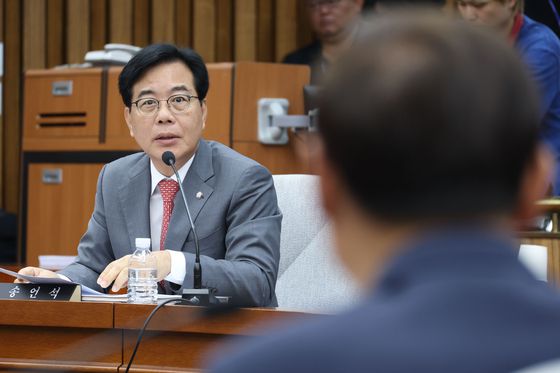 송언석 국민의힘 원내대표가 19일 오전 서울 여의도 국회에서 열린 이종석 국가정보원장 후보자 인사청문회에서 휴대전화를 살피고 있다.뉴스1