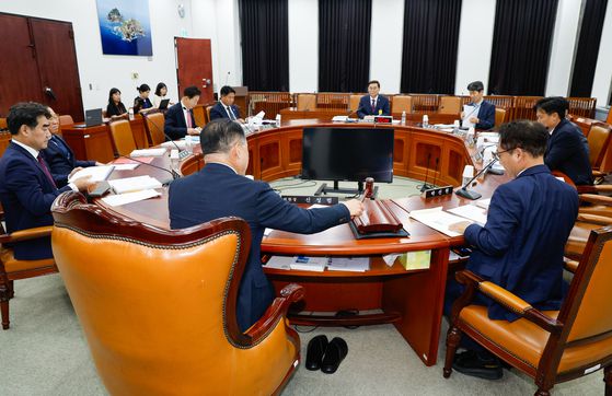 신성범 국회 정보위원장이 19일 오후 서울 여의도 국회에서 열린 이종석 국가정보원장 인사청문회 개의를 선언하고 있다. 뉴스1