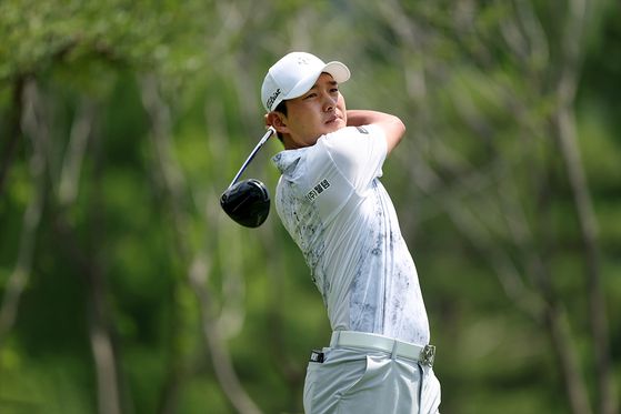 김영수가 19일 열린 제68회 KPGA 선수권대회 1라운드 11번 홀에서 티샷을 하고 있다. 사진 KPGA